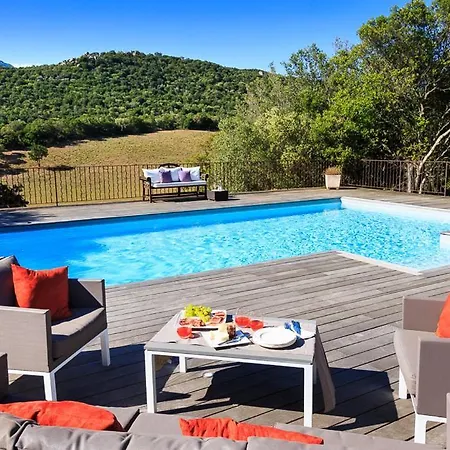 Sleeps 8 Pool Air Con Wifi Palavese
